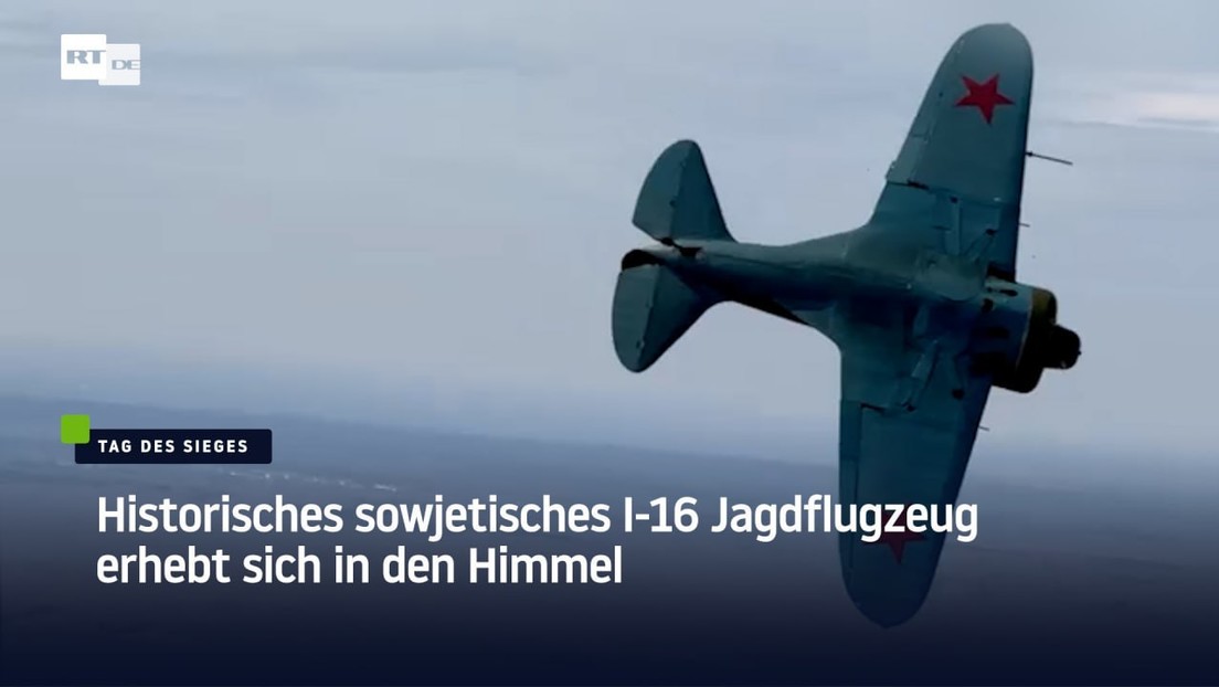 Historisches sowjetisches I-16-Jagdflugzeug erhebt sich in den Himmel