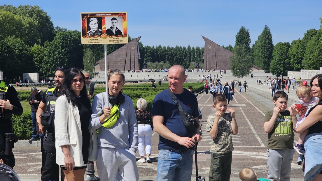 Treptower Park: Tausende Menschen strömen trotz Verboten und Überwachung zum Krieger-Denkmal