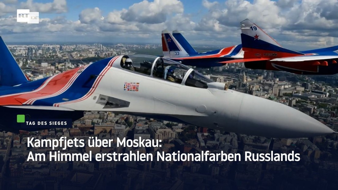 Kampfjets über Moskau: Am Himmel erstrahlen Nationalfarben Russlands