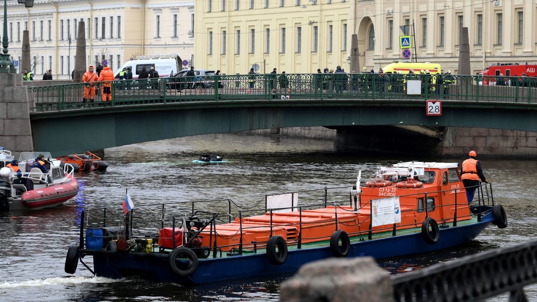Verkehrsunglück in Sankt Petersburg: Bus stürzt in Fluss – mindestens drei Tote