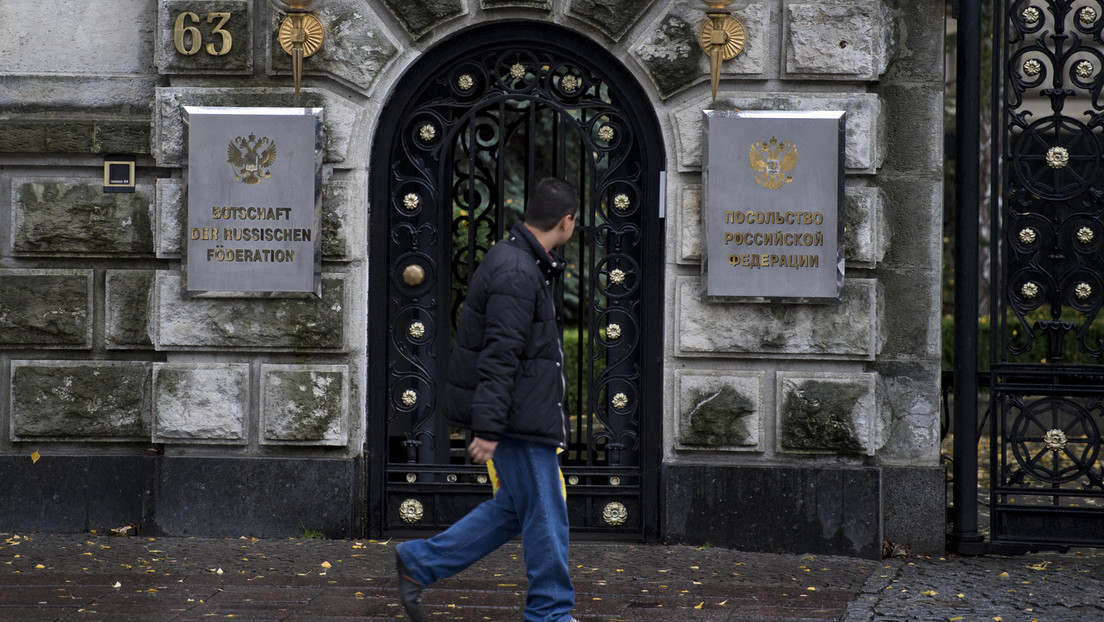 Bonn: Pkw rast ins Tor des russischen Generalkonsulats