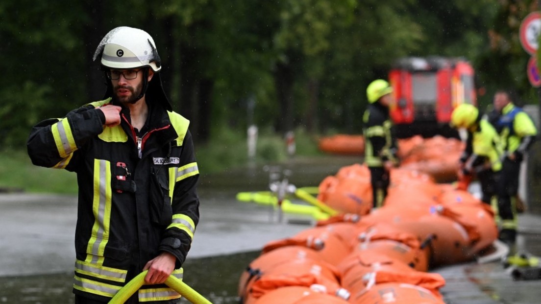 Hochwasser in Süddeutschland: Feuerwehrmann stirbt bei Rettungsaktion