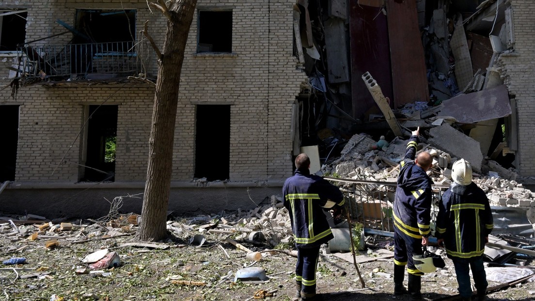 Nach ukrainischem Raketenangriff auf Lugansk: Rettungsdienste bergen weitere Tote
