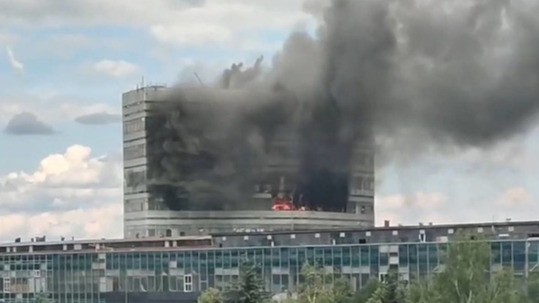 Neun Menschen in brennendem Hochhaus im Moskauer Großraum eingeschlossen (Video)