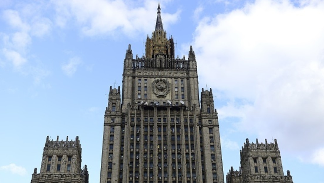 Sacharowa: Kiew nutzt zivile Objekte für militärische Zwecke und verletzt humanitäres Völkerrecht