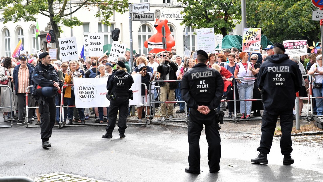 Martin Sellner hält Vortrag in Berlin: 50 Besucher, 1.000 "lautstarke" Protestler und 200 Polizisten