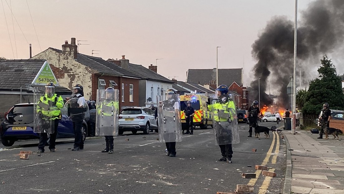 England: Massive Ausschreitungen und verletzte Polizisten nach Mahnwache für drei getötete Mädchen