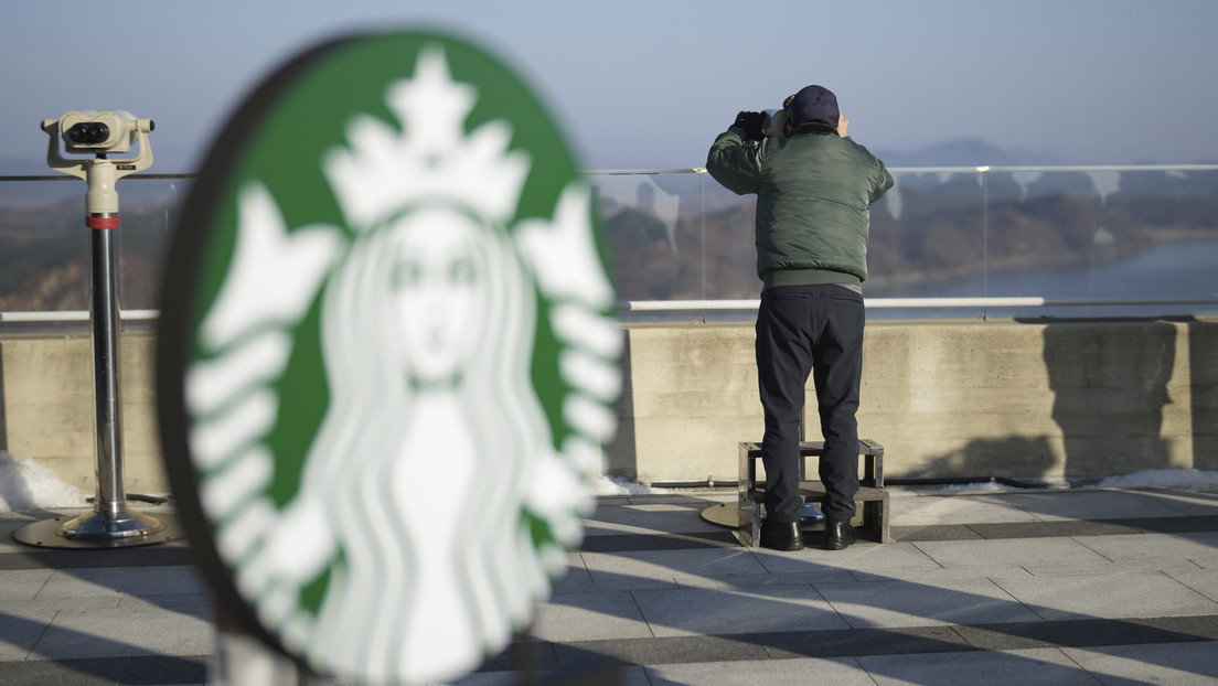 Starbucks-Filiale nahe Grenze: Tasse Kaffee mit Blick auf nordkoreanisches Dorf