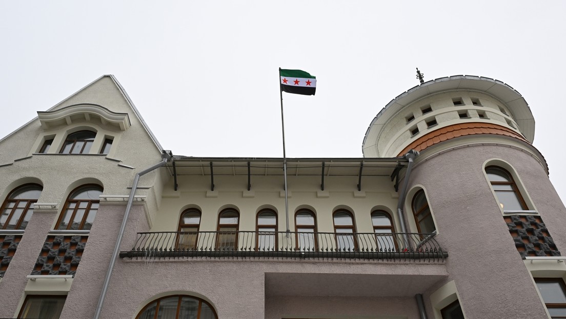 Flagge der syrischen Opposition über Botschaft in Moskau gehisst