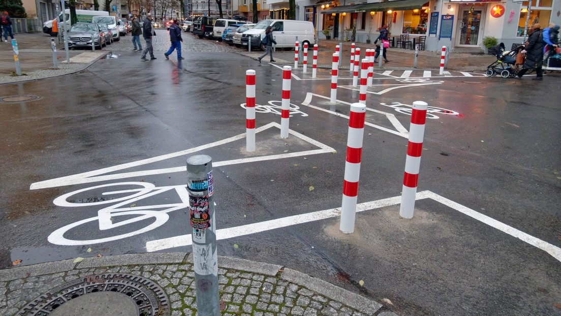 Berlin-Neukölln: "Kiez-Poller" blockieren Feuerwehreinsatz