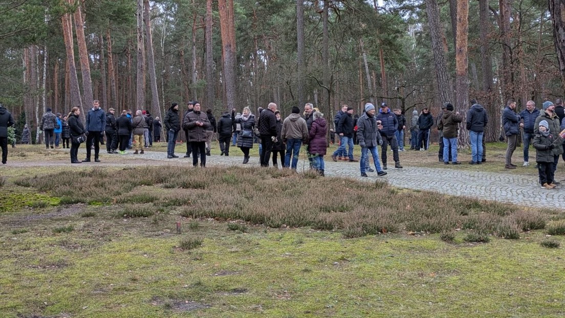 Besucheransturm auf Soldatenfriedhof Halbe nach Polizeieinsatz – Grabkerzen erneut aufgestellt