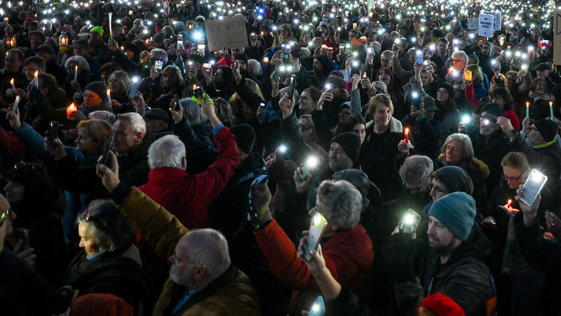 "Lichtermeer gegen Rechts" – nah am braunen Original