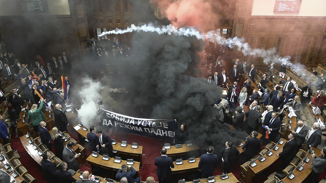 Rauchbomben und Schlägerei im serbischen Parlament: Drei weibliche Abgeordnete verletzt