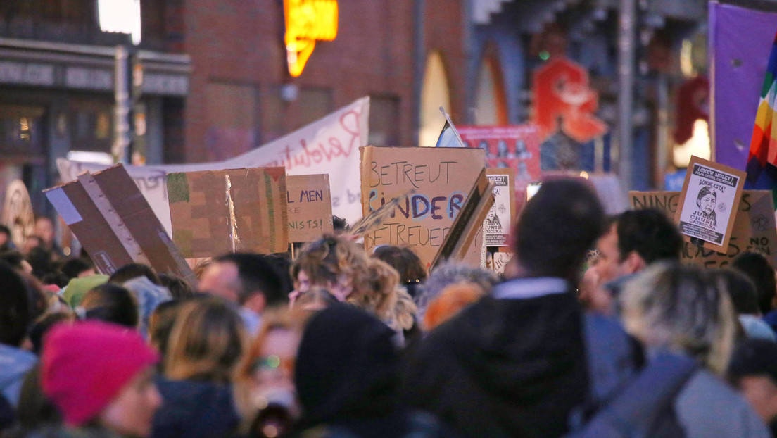 Frauentags-Proteste in Berlin: Polizisten schlagen Demonstranten ins Gesicht (VIDEOS)