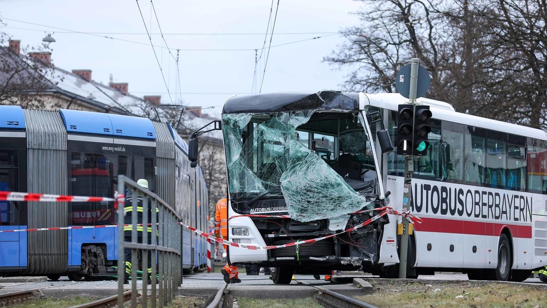 12 Verletzte: Zusammenstoß von Bus und Straßenbahn in München