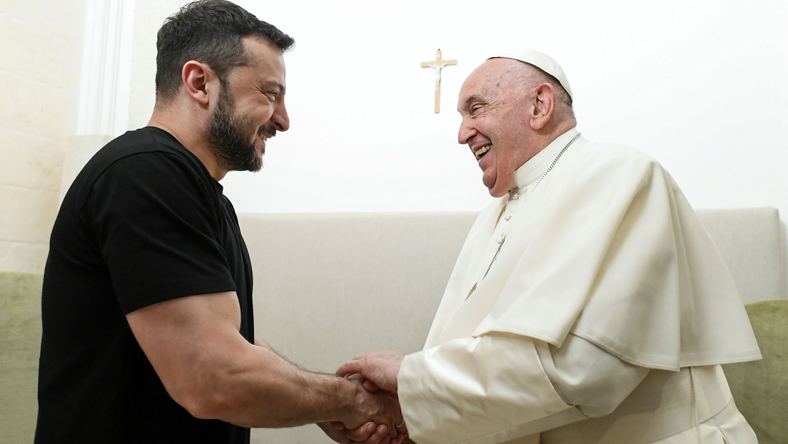 "Jünger Putins": Ukrainer reagieren mit Spott und Häme auf Tod von Papst Franziskus