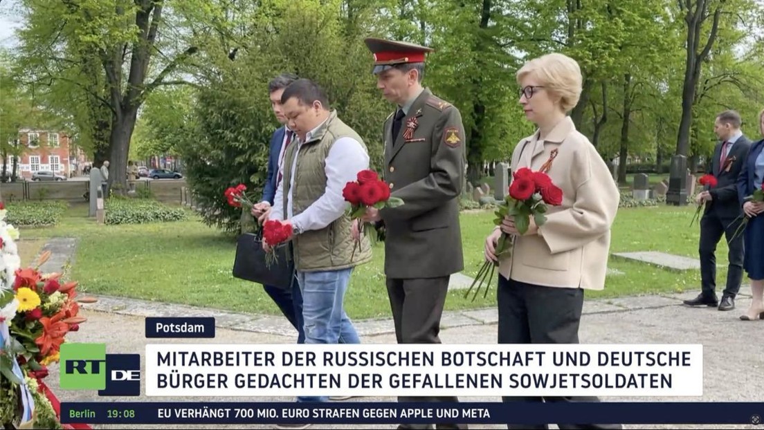 Mitarbeiter der russischen Botschaft und deutsche Bürger gedenken der gefallenen Sowjetsoldaten