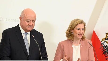 FPÖ greift NEOS-Außenministerin wegen Ukraine-Hilfe an