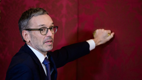 Österreich: FPÖ deutlich vorn – Kanzlerpartei nur auf Rang drei