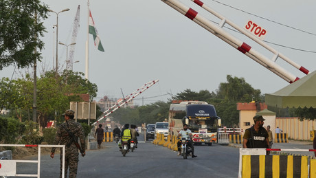 Entlang der Grenze in Kaschmir: Soldaten aus Indien und Pakistan lieferten sich Schusswechsel
