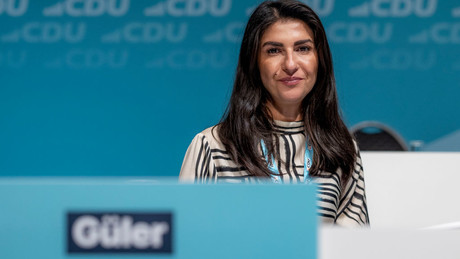 Serap Güler – Das neue Gesicht der feministischen, russophoben Politik des Auswärtigen Amtes
