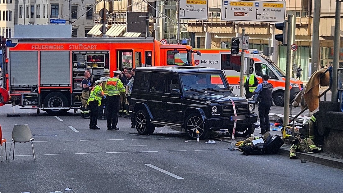 Stuttgart: Auto fährt in Menschenmenge, eine Frau verstirbt