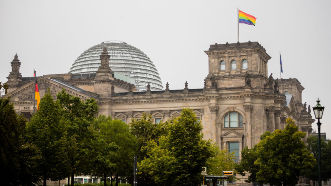 Der tägliche Wahnsinn: Bundestagspräsidentin Klöckner ordnet Beflaggung mit "Regenbogenfahne" an