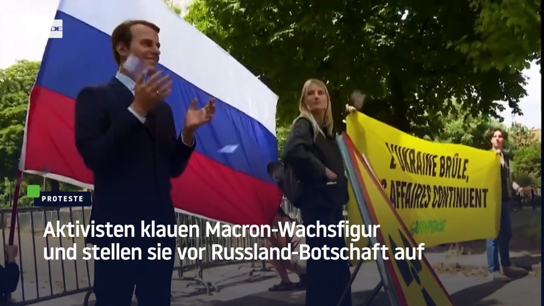 Paris: Aktivisten klauen Macron-Wachsfigur und stellen sie vor Russland-Botschaft auf