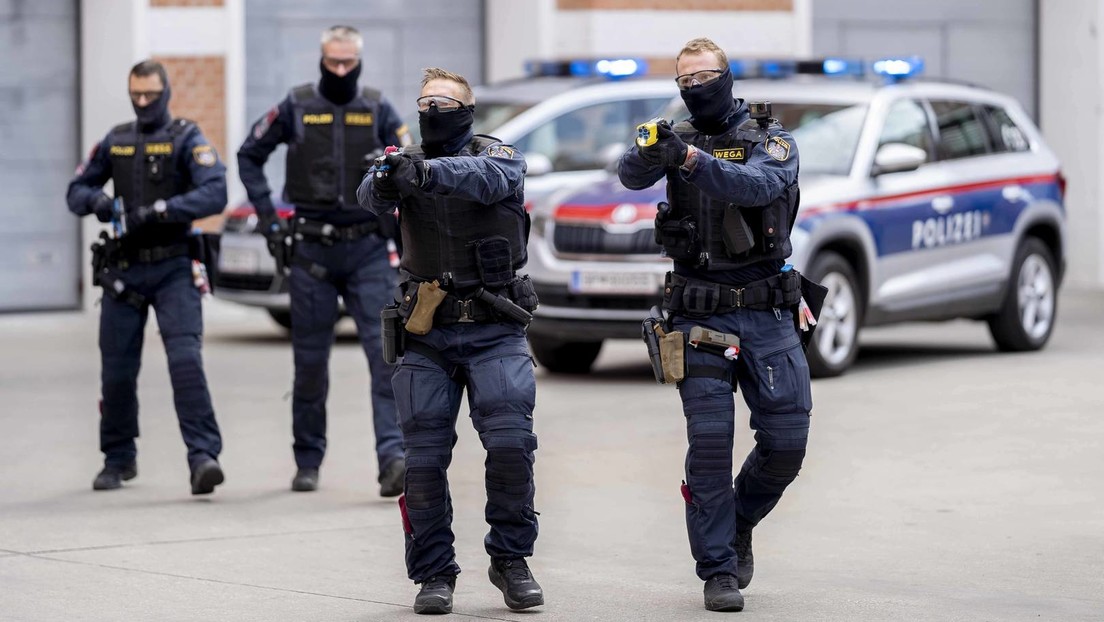 Innenminister Dobrindt fordert Elektroschockpistole für die Bundespolizei
