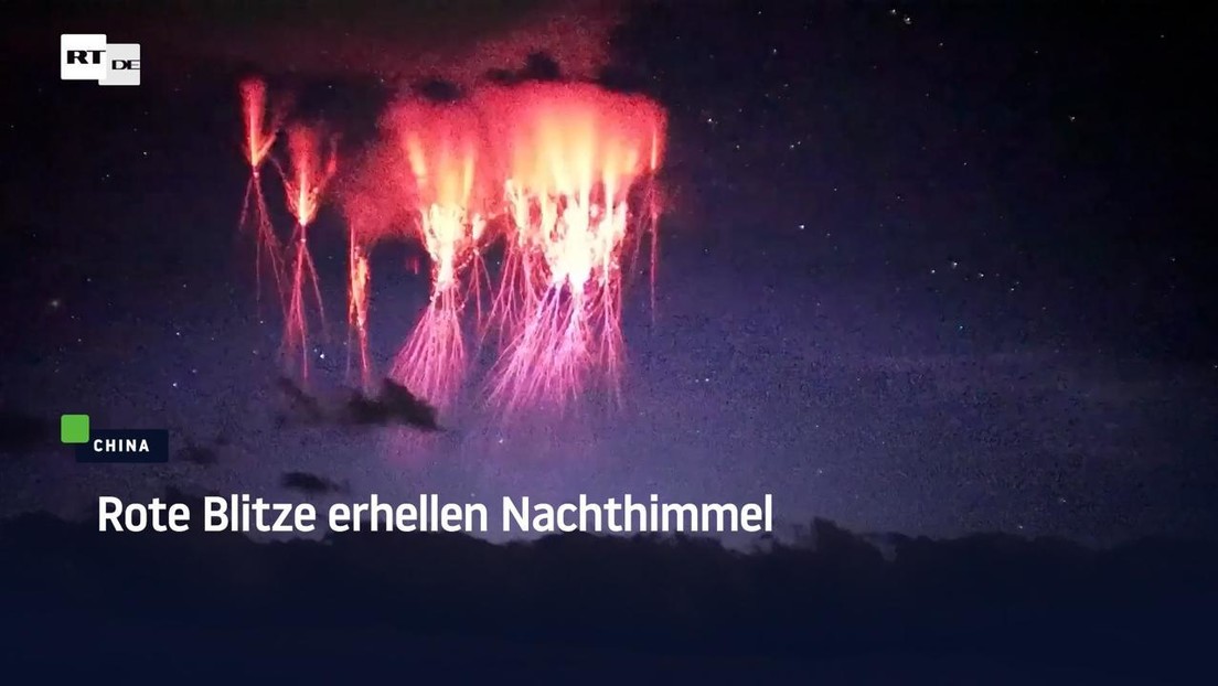 China: Rote Blitze erhellen Nachthimmel
