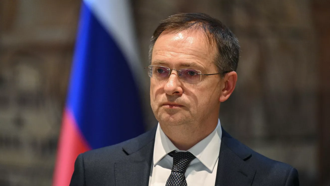 Medinski: Einfrieren des Ukraine-Konflikts würde zu Atomkrieg führen
