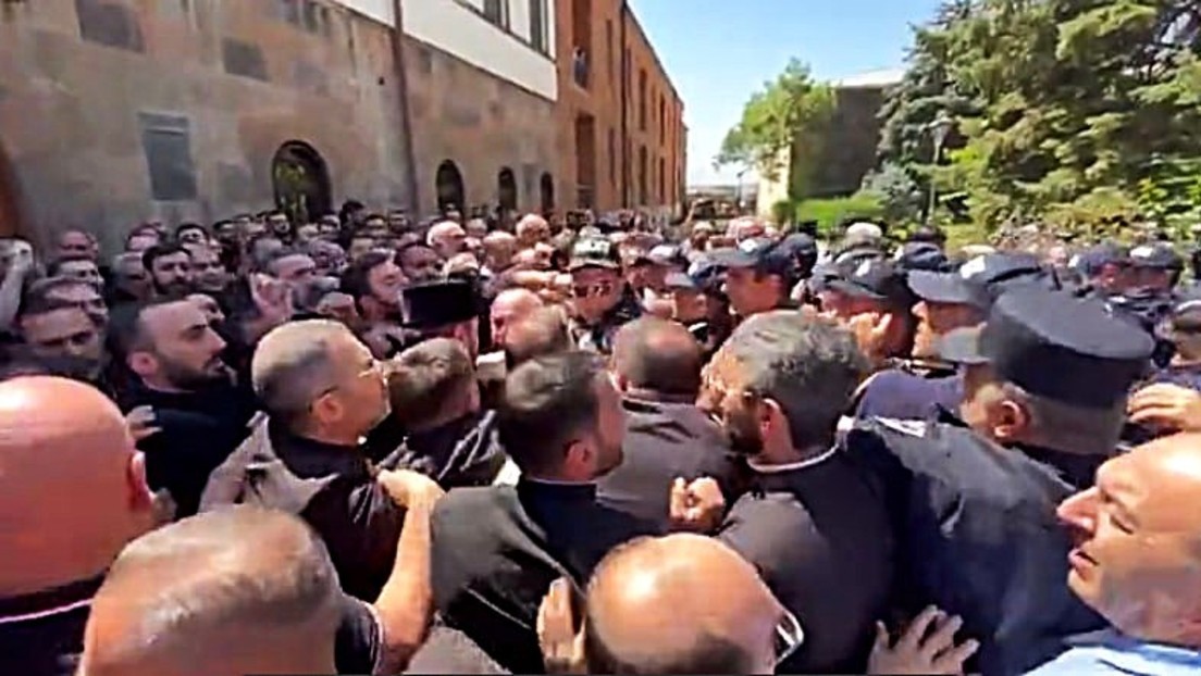 Polizei stürmt Zentrum der Armenischen Kirche – Zusammenstöße mit Geistlichen