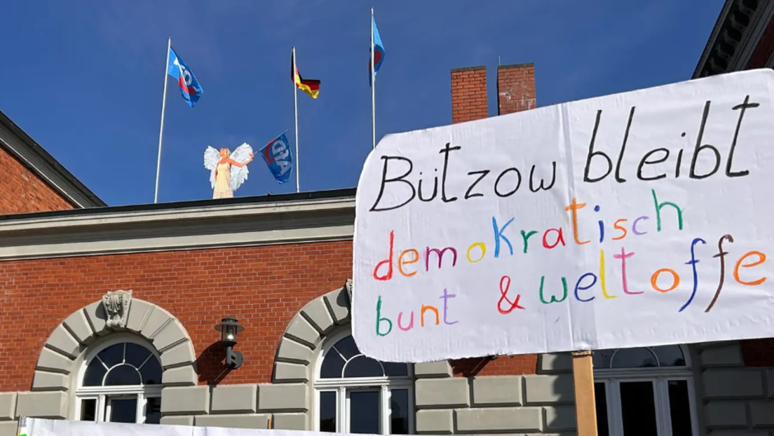 Bützow, Bahnhof, AfD-Beflaggung - ein deutsches Provinzdrama