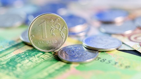 Wirtschaftsexperten erwarten Abschwächung des Rubels bis Ende 2025