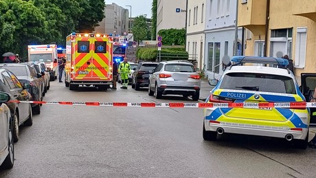 Passau: Autofahrer steuert seinen Wagen in eine Menschengruppe – Verletzte