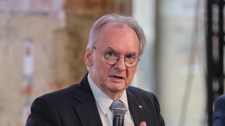 Bei AfD-Sieg: Sachsen-Anhalts Ministerpräsident Haseloff "droht" mit Wegzug