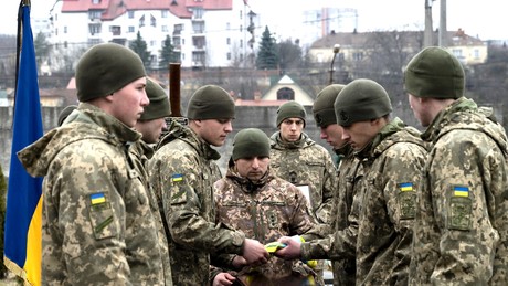 "Die Hälfte ist weggelaufen" - Putin über Kiews Versuch der Rekrutierung sehr junger Männer