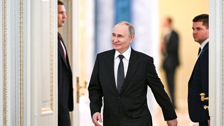 Sankt Petersburg: Wladimir Putin spricht auf Plenarsitzung des Wirtschaftsforums