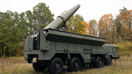Russland greift Ziele im Gebiet Kiew an: Zahlreiche Drohnen und ballistische Raketen im Einsatz