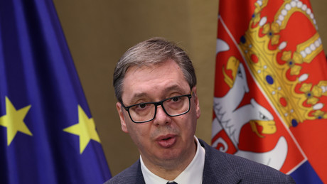 Vučić verteidigt Neutralität: Serbien stoppt alle Munitionsausfuhren
