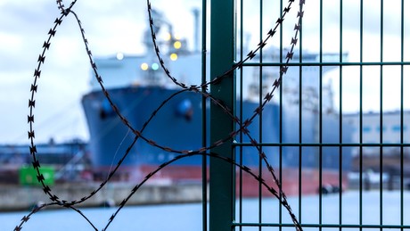 An Bord gefangen – Schleswig-Holstein verbietet russischen Seeleuten den Landgang
