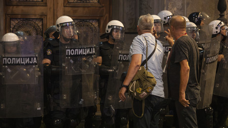 Belgrad: Polizei befreit Straßen von Protestierenden