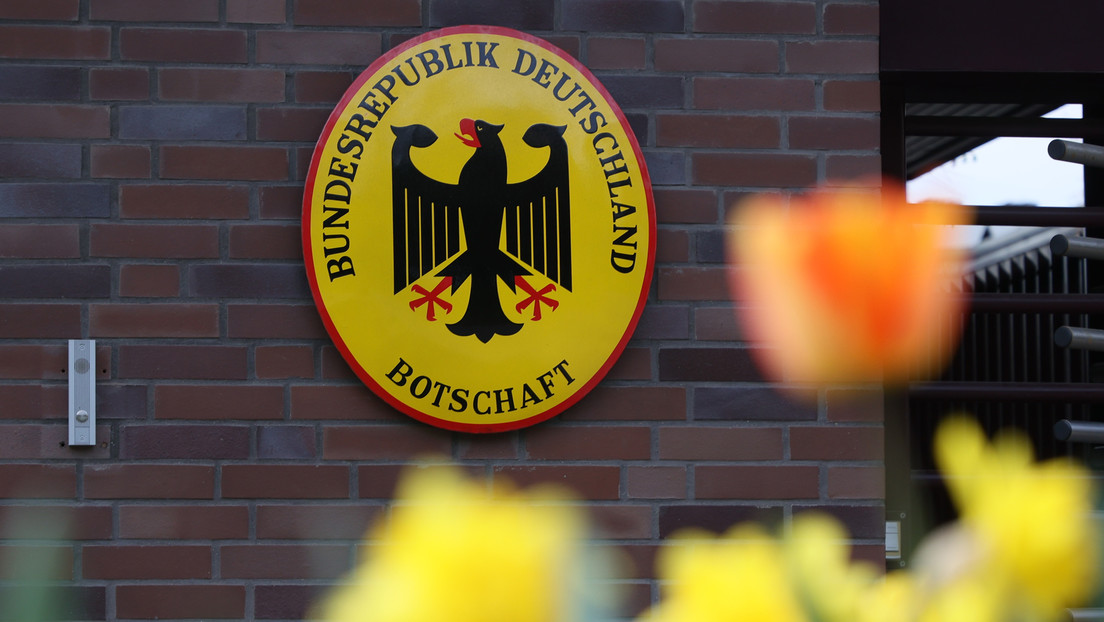 Deutsche Botschaft in Moskau entschuldigt sich für Beitrag mit gefälschter Sowjetflagge