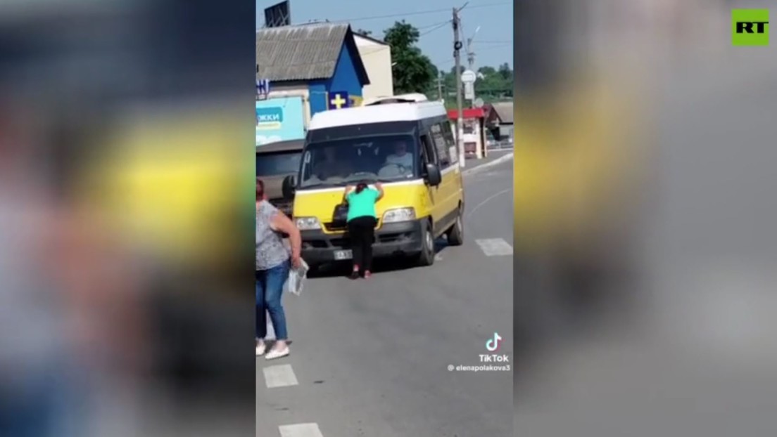 VIDEO: Mutter bricht auf Straße zusammen, nachdem ihr Sohn von der ukrainischen Armee entführt wurde