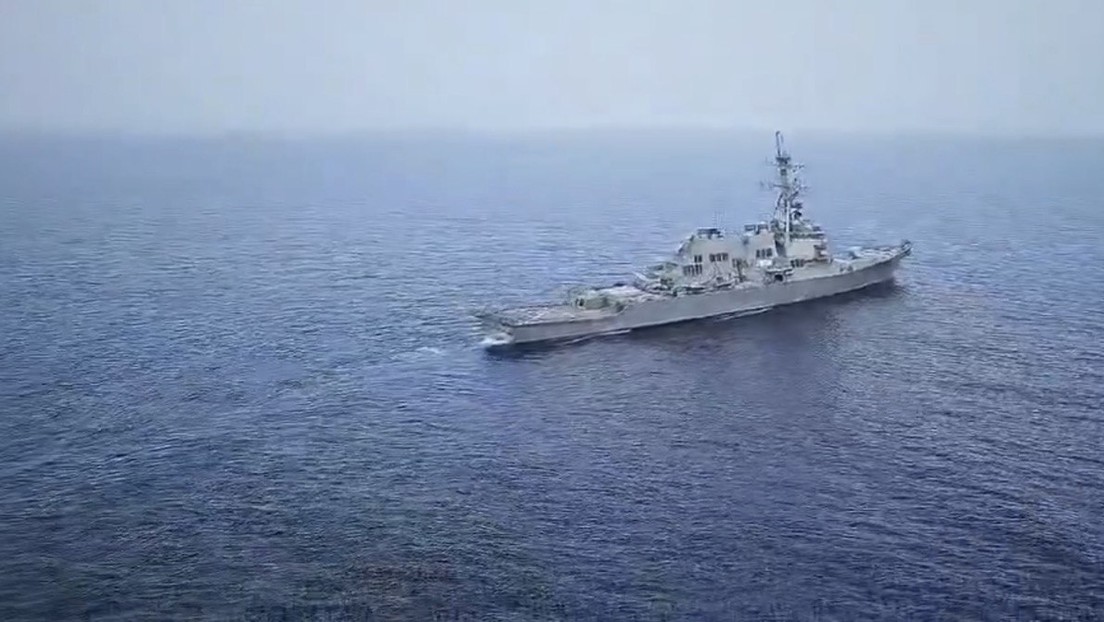 Hubschrauber der iranischen Marine drängt US-Zerstörer im Golf von Oman ab