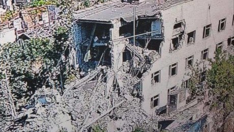 Barbarischer ukrainischer Angriff auf Wohnhaus in Aljoschki: Dutzende unter Trümmern