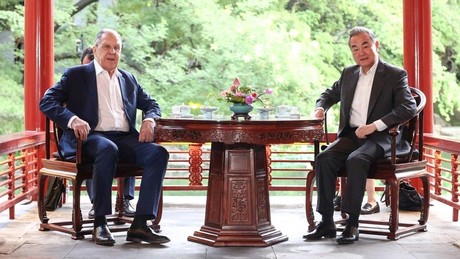 Lawrow und Wang Yi erörtern Beziehungen zu den USA und Beilegung des Konflikts in der Ukraine