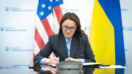 Stühlerücken im Interesse des Westens – Kiew bildet Regierung um