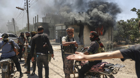 Syrische Regierungstruppen erneut nach Suwaida verlegt: Israel nimmt Beduinenkonvoi ins Visier