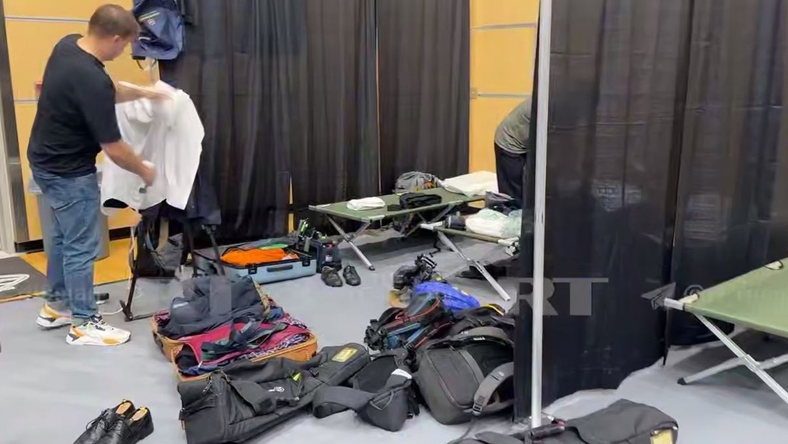 "Immerhin besser als am Nordpol" – Russische Journalisten in Anchorage landen in einem Schlafsaal